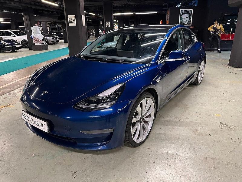 Blå Begagnad 2019 Tesla Model 3 Performance Sedan | 248 000 kr (Marknadspris) - Bild 1/4