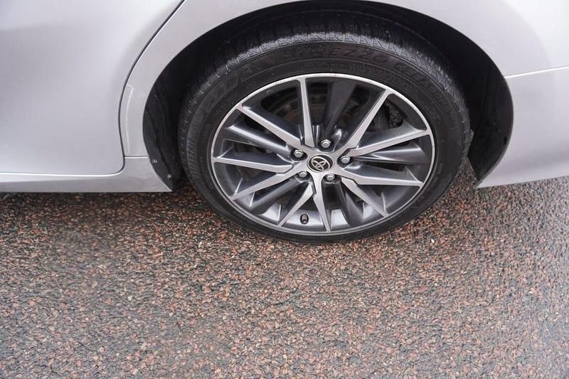 Begagnad Toyota Camry Hybrid Executive 218 HK (160 kW) 2022 Silver