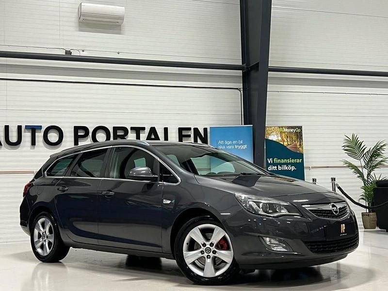 Begagnad Opel Astra Enjoy 160 HK (117 kW) 2011 Grå Kombi