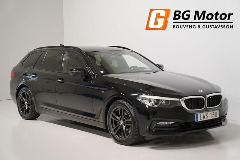 Svart Begagnad 2018 BMW 520 Sport Line Kombi | 229 800 kr (Superpris) - Bild 1/4