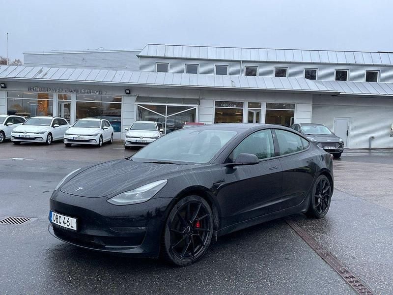 Svart Begagnad 2022 Tesla Model 3 Performance Sedan | 309 900 kr (Marknadspris) - Bild 1/1