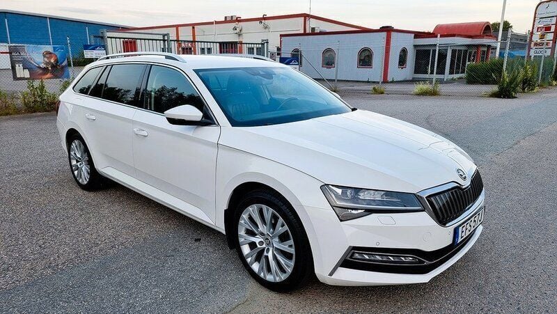 Vit Begagnad 2020 Skoda Superb Kombi | 245 000 kr (Bra pris) - Bild 1/4