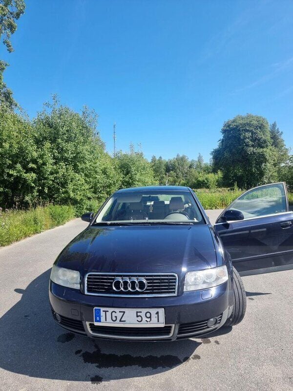 Blå Begagnad 2002 Audi A4 Sedan | 14 000 kr (Marknadspris) - Bild 1/4