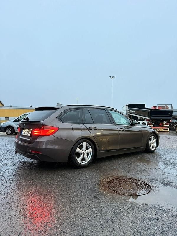 Begagnad 2014 BMW 318 Kombi | 90 000 kr (Lite dyr) - Bild 1/4