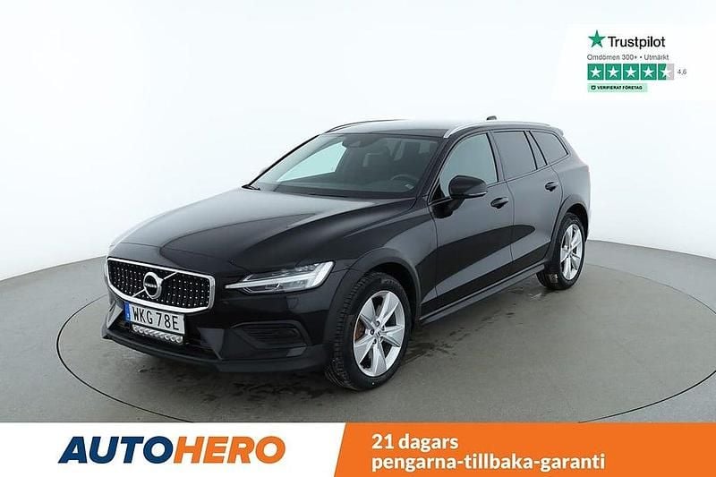 Svart Begagnad 2021 Volvo V60 CC Momentum Kombi | 309 000 kr (Marknadspris) - Bild 1/4