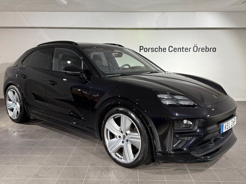 Svart (jet black metallic) Begagnad 2024 Porsche Macan Turbo SUV | 1 249 000 kr - Bild 1/4