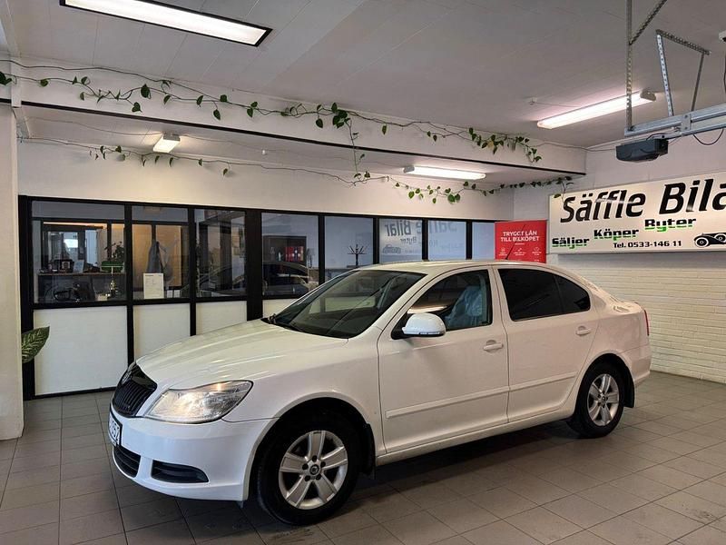 Vit Begagnad 2011 Skoda Octavia Ambiente Halvkombi | 34 900 kr (Marknadspris) - Bild 1/4