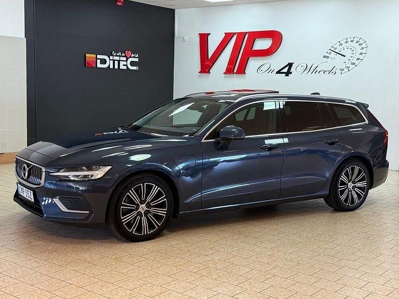 Blå Begagnad 2022 Volvo V60 Inscription Kombi | 319 900 kr (Marknadspris) - Bild 1/4