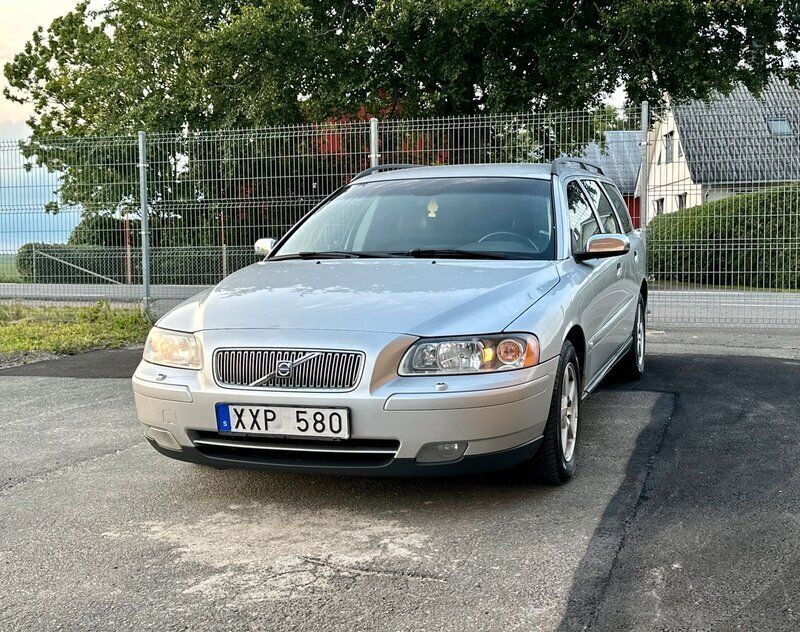 Ljusgrå Begagnad 2006 Volvo V70 Dynamic Kombi | 29 000 kr (Marknadspris) - Bild 1/4