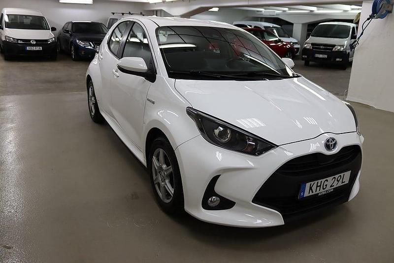 Begagnad Toyota Yaris Hybrid Active 116 HK (85 kW) 2021 Vit Halvkombi