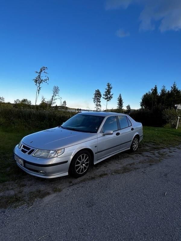 Grå Begagnad 2003 Saab 9-5 Sedan | 23 000 kr (Marknadspris) - Bild 1/4