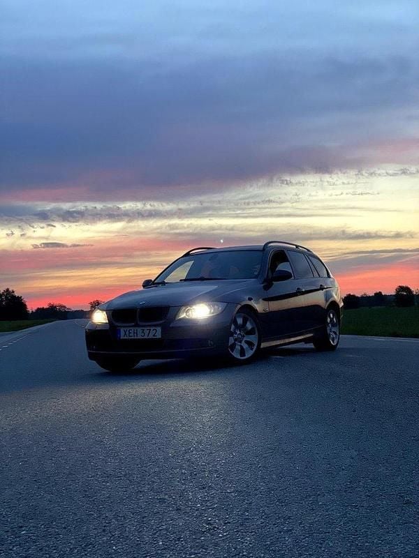 Grå Begagnad 2006 BMW 325 Advantage Kombi | 50 000 kr (Marknadspris) - Bild 1/4