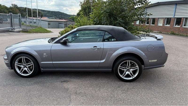 Grå Begagnad 2007 Ford Mustang GT Convertible Cab | 269 900 kr (Marknadspris) - Bild 1/4