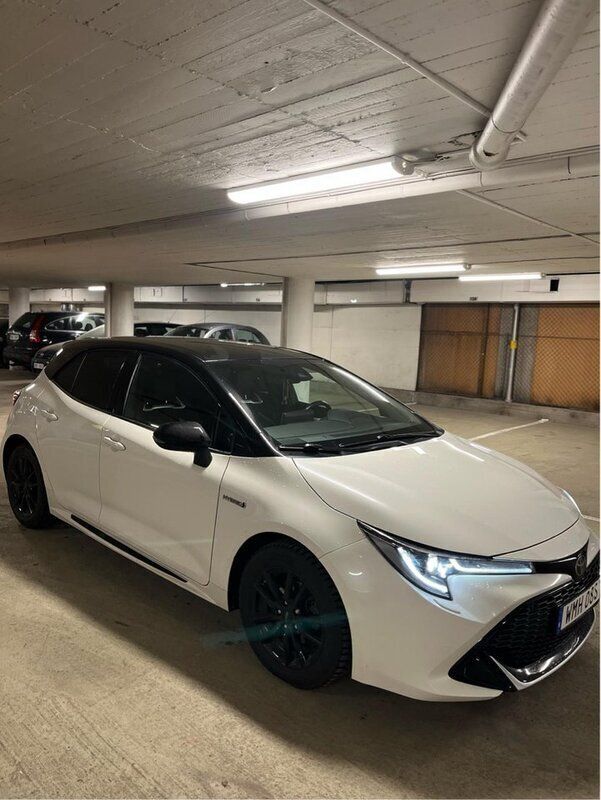 Vit Begagnad 2021 Toyota Corolla Hybrid Sport Halvkombi | 232 900 kr (Bra pris) - Bild 1/4