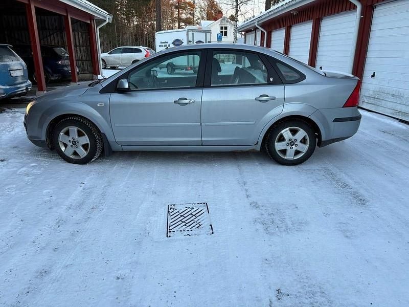 Begagnad 2005 Ford Focus Sedan | 18 000 kr (Marknadspris) - Bild 1/4
