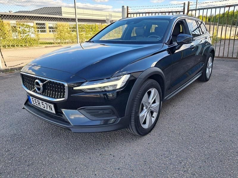 Svart Begagnad 2022 Volvo V60 CC Kombi | 329 000 kr (Marknadspris) - Bild 1/4