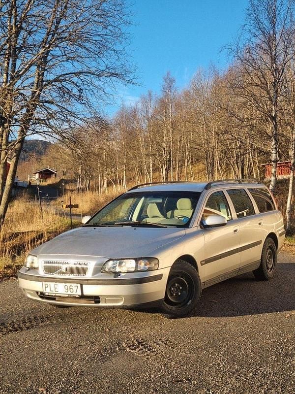 Grå Begagnad 2003 Volvo V70 Kombi | 38 000 kr (Marknadspris) - Bild 1/4