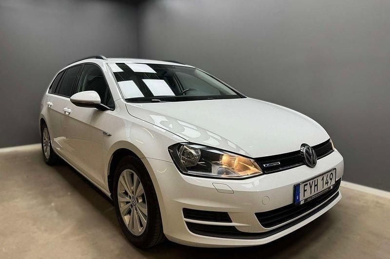 Vit Begagnad 2015 VW Golf VII Sport Kombi | 79 900 kr (Bra pris) - Bild 1/4