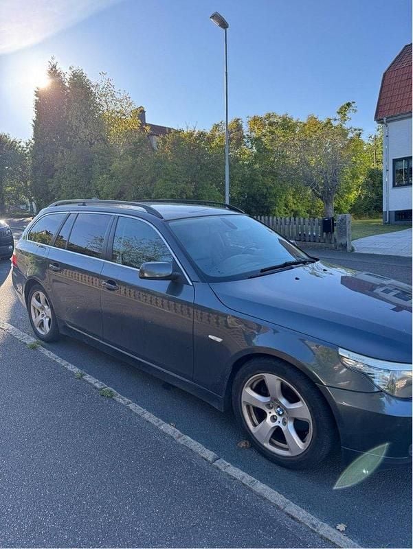Grå Begagnad 2009 BMW 523 Kombi | 65 000 kr (Marknadspris) - Bild 1/4