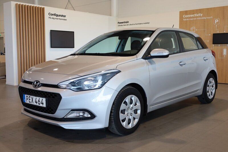 Silver Begagnad 2017 Hyundai i20 Premium Halvkombi | 139 800 kr (Marknadspris) - Bild 1/3
