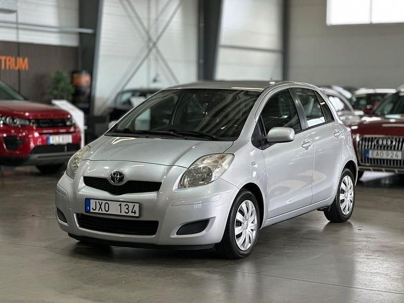 Silver Begagnad 2009 Toyota Yaris Halvkombi | 39 900 kr (Marknadspris) - Bild 1/4