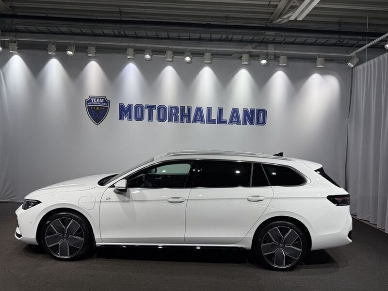 Vit Ny 2025 VW Passat R-line Kombi | 556 400 kr (Marknadspris) - Bild 1/4