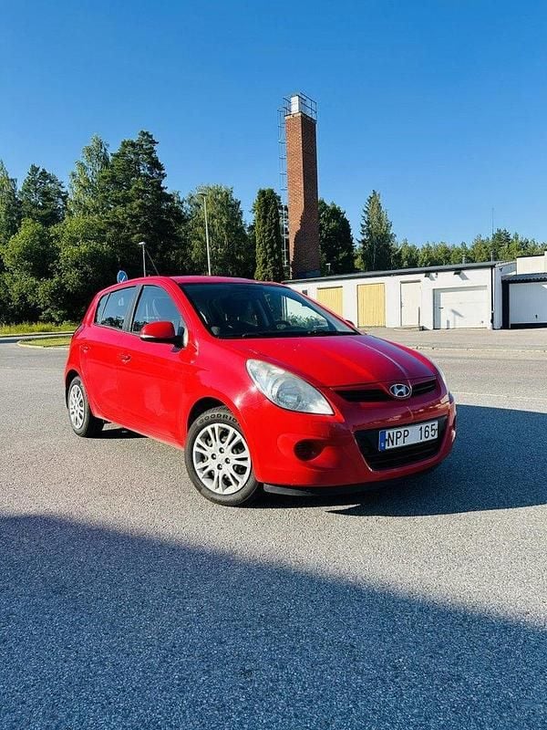 Röd Begagnad 2011 Hyundai i20 Select Halvkombi | 54 000 kr (Superpris) - Bild 1/4
