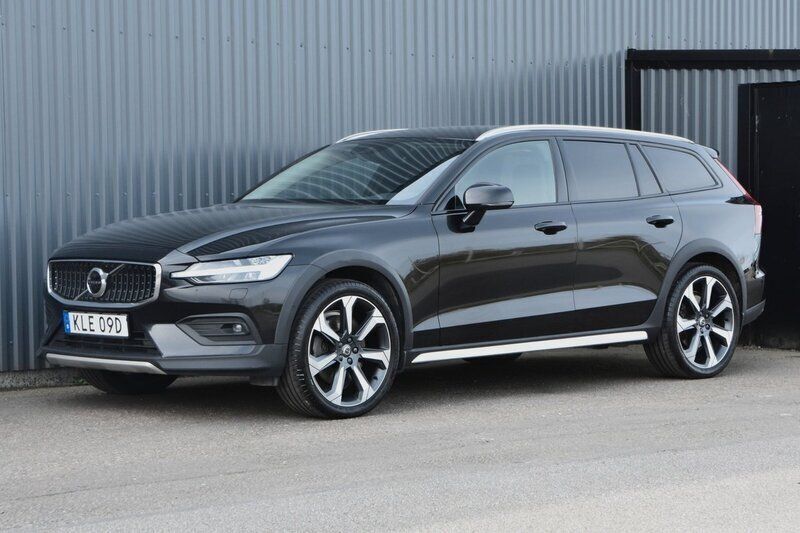 Svart Begagnad 2021 Volvo V60 CC Kombi | 319 900 kr (Marknadspris) - Bild 1/4