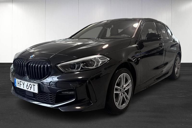 Svart (black) Begagnad 2021 BMW 118 M Sport Halvkombi | 259 900 kr (Lite dyr) - Bild 1/4