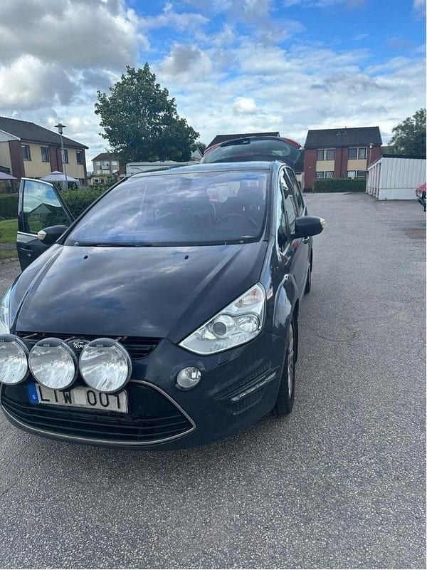 Grå Begagnad 2011 Ford S-MAX Business Edition Minibuss | 45 000 kr (Marknadspris) - Bild 1/4