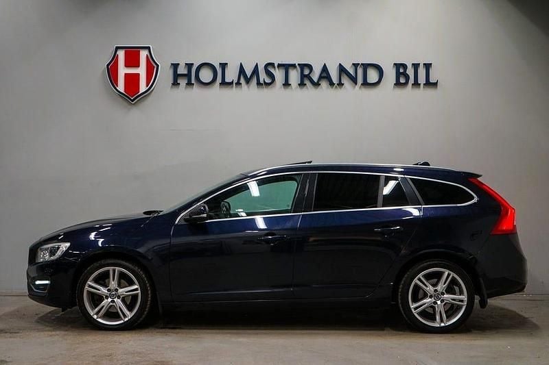 Mörkblå Begagnad 2015 Volvo V60 Summum Kombi | 189 800 kr (Lite dyr) - Bild 1/4