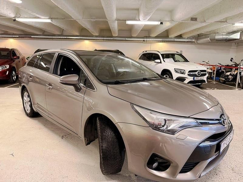 Begagnad Toyota Avensis Active 143 HK (105 kW) 2016 Garde bronze Kombi