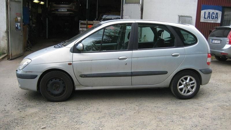 Ljusgrå Begagnad 2002 Renault Scénic Expression Minibuss | 6 900 kr (Marknadspris) - Bild 1/3
