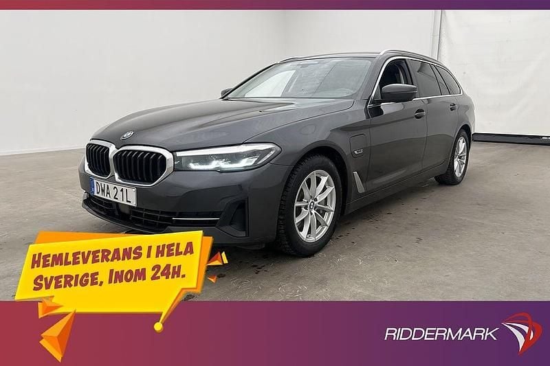 Grå Begagnad 2023 BMW 530e Kombi | 294 700 kr (Superpris) - Bild 1/3