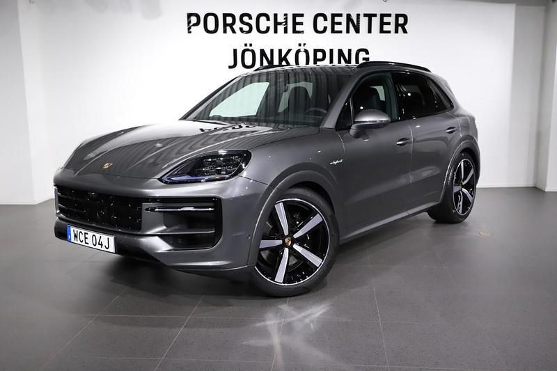 Grå (grey) Ny 2025 Porsche Cayenne SUV | 1 571 400 kr (Marknadspris) - Bild 1/4