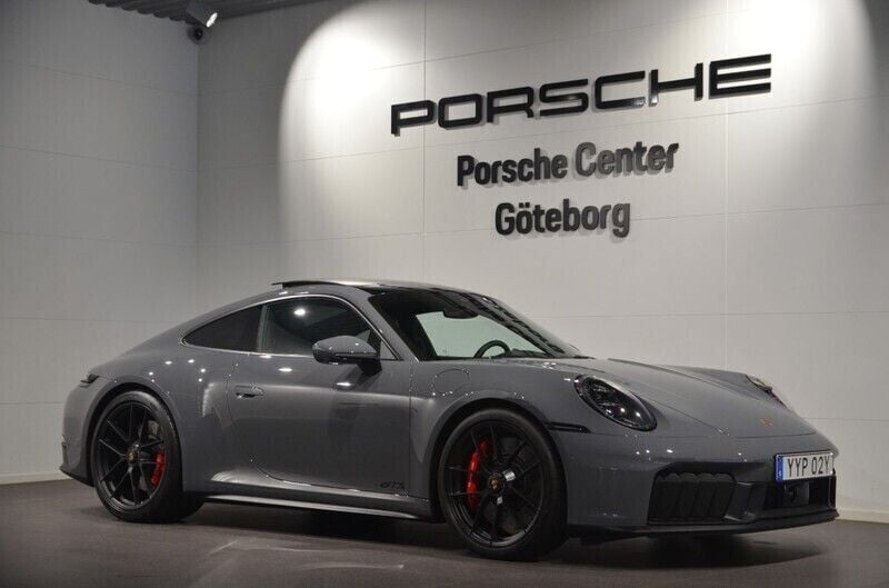 Grå (grey) Begagnad 2024 Porsche 911 Sportkupé | 2 287 400 kr - Bild 1/4