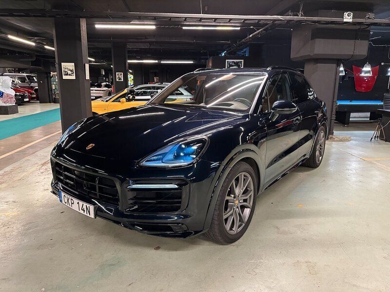 Mörkblå (blå) Begagnad 2022 Porsche Cayenne Platinum Edition SUV | 895 000 kr (Marknadspris) - Bild 1/4