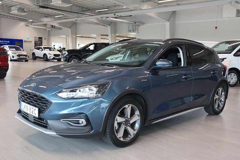 Blå Begagnad 2019 Ford Focus Active Halvkombi | 189 900 kr (Marknadspris) - Bild 1/4