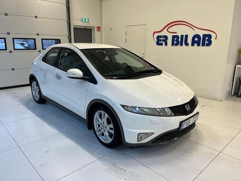 Vit Begagnad 2011 Honda Civic Sport Halvkombi | 74 900 kr (Marknadspris) - Bild 1/4