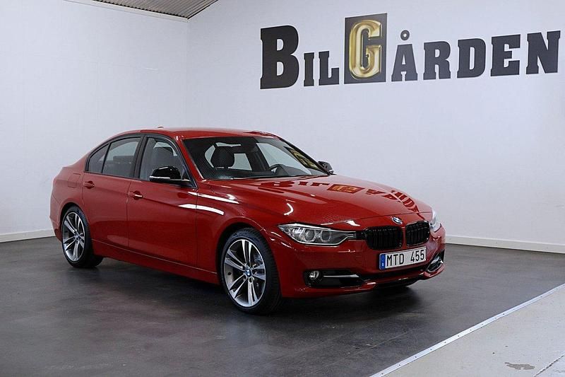 Röd Begagnad 2012 BMW 328 Sport Line Sedan | 159 900 kr (Marknadspris) - Bild 1/4