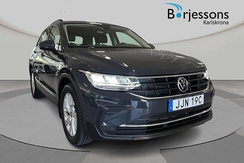 Grå Begagnad 2021 VW Tiguan Life SUV | 264 000 kr (Marknadspris) - Bild 1/4