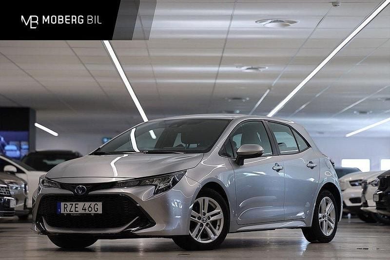 Silver Begagnad 2022 Toyota Corolla Active Halvkombi | 239 900 kr (Marknadspris) - Bild 1/3