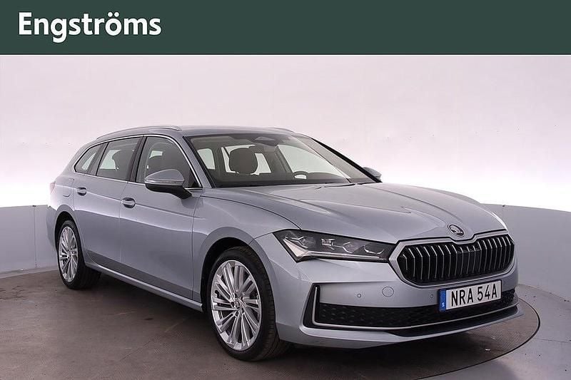 Pebble silver metallic Begagnad 2024 Skoda Superb Kombi | 425 000 kr (Marknadspris) - Bild 1/4