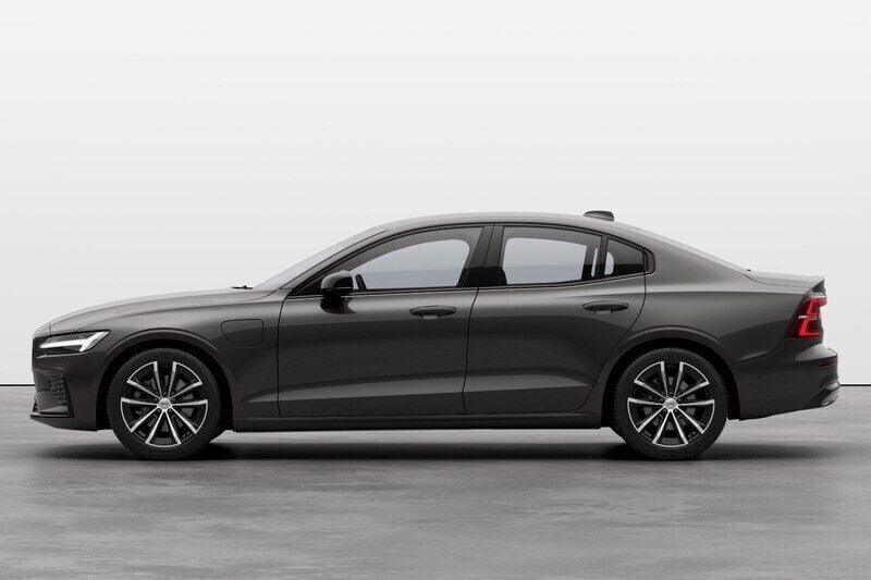 Grå Ny 2024 Volvo S60 Plus Sedan | 499 900 kr (Marknadspris) - Bild 1/4