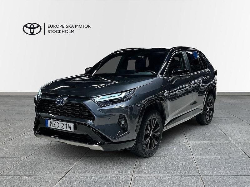Grå Begagnad 2023 Toyota RAV4 Hybrid Style SUV | 449 900 kr (Marknadspris) - Bild 1/4