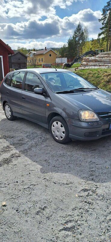 Grå Begagnad 2004 Nissan Almera Tino Minibuss | 26 000 kr - Bild 1/2