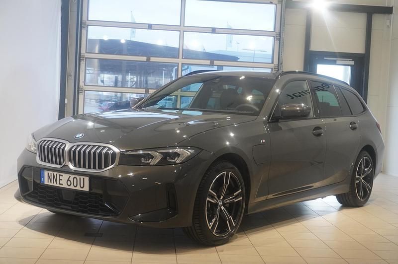 Grå Begagnad 2025 BMW 330e M Sport Kombi | 489 900 kr (Superpris) - Bild 1/4