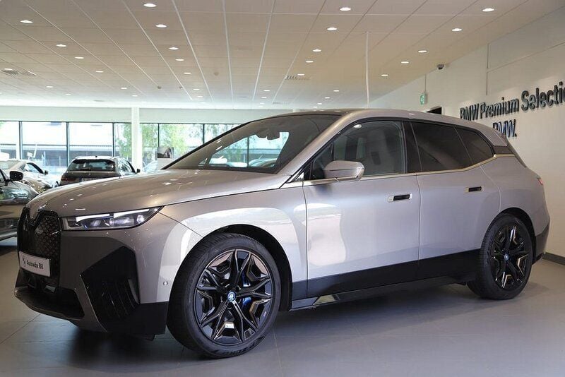 Grå Begagnad 2023 BMW iX Comfort Edition SUV | 679 000 kr (Bra pris) - Bild 1/2