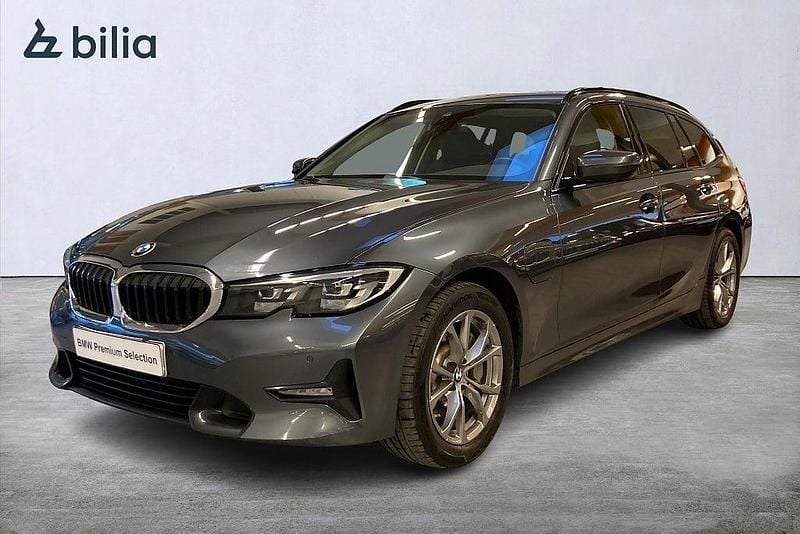 Grå Begagnad 2021 BMW 330e Sport Line Kombi | 279 000 kr (Superpris) - Bild 1/4