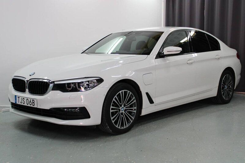 Vit Begagnad 2020 BMW 530e iPerformance Sedan | 379 900 kr (Marknadspris) - Bild 1/4